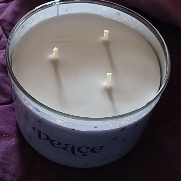 Yankee Candle White and Blue Scented Candle - discontinued - Picture 2 of 4